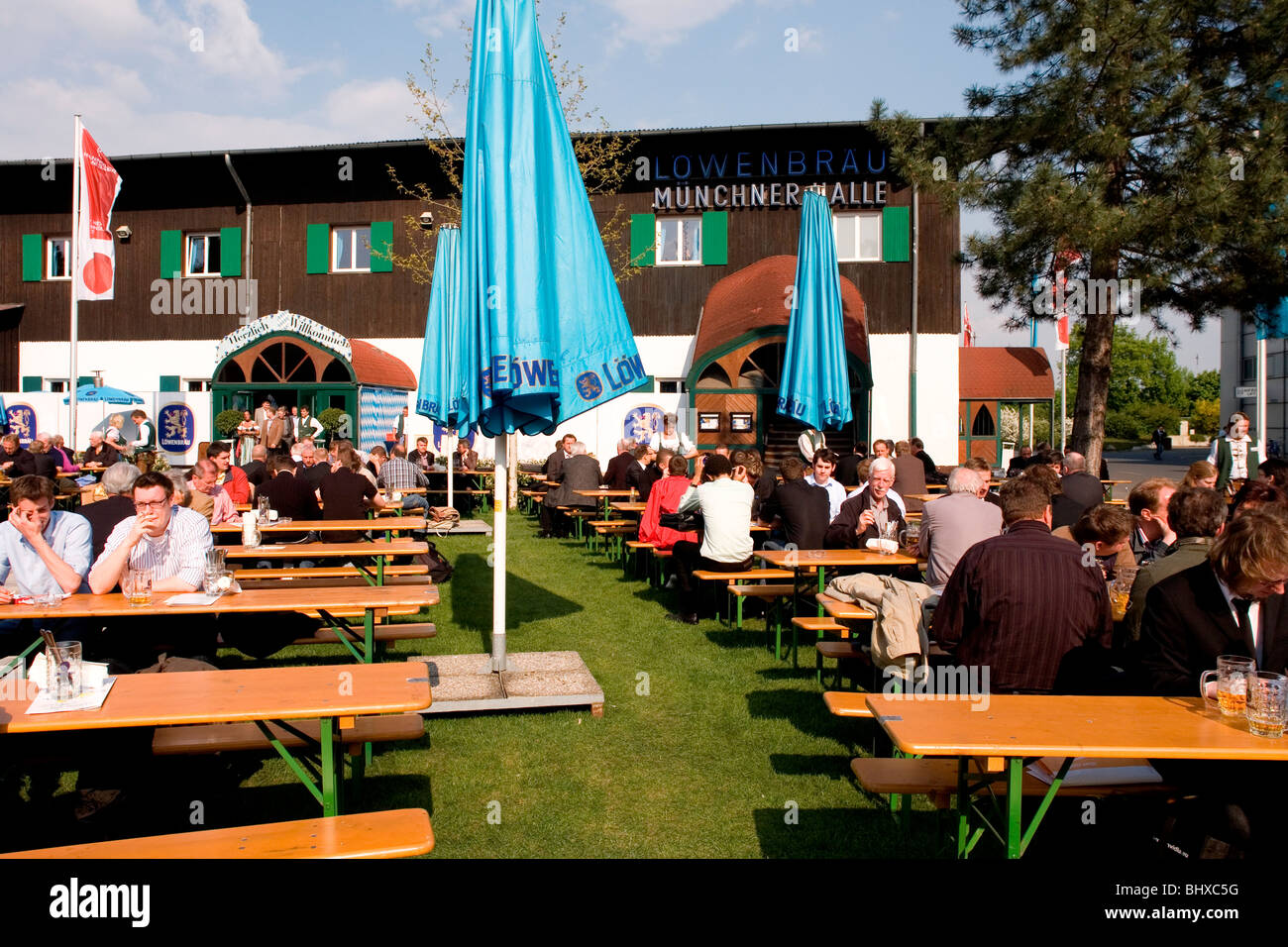 Hannover Messe 2009, das weltweit wichtigste Technologieereignis, Freigelände. Die Münchner Halle mit Open-Air-Pub. Federal Stockfoto