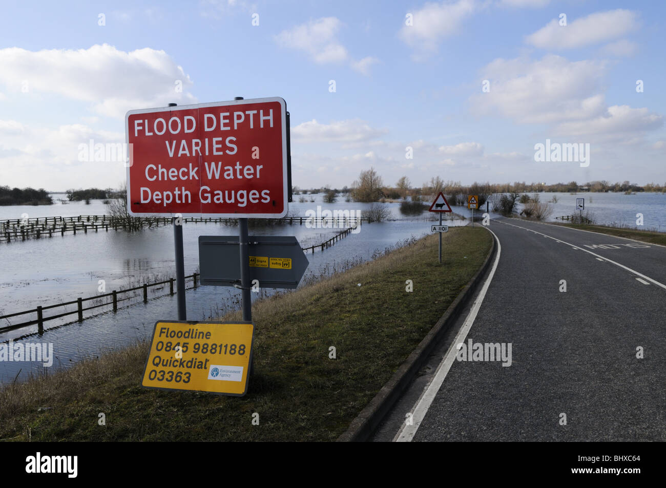 Flut Warnschild Tiefe variiert von einer überfluteten A1101 Straße am Welney waschen, Norfolk, England UK Stockfoto