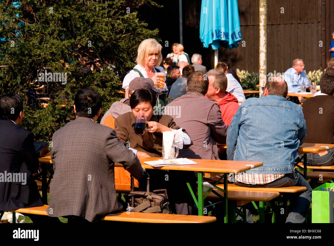 Hannover Messe 2009, das weltweit wichtigste Technologieereignis, Freigelände. Die Münchner Halle mit Open-Air-Pub. Federal Stockfoto