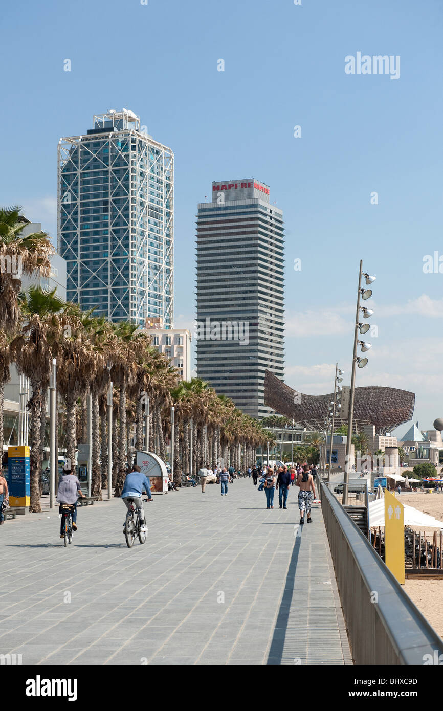 Port Olimpic, Uferpromenade Mit Kupfer-Fisch von Frank Gehry, Barcelona, Mai 2009, Spanien #Port Olimpic, promenade mit Kupfer Stockfoto