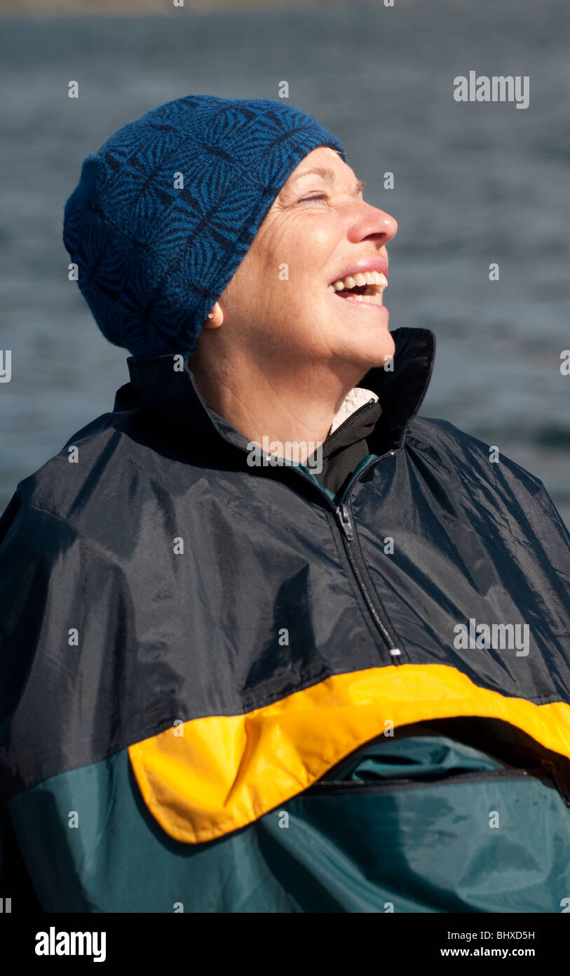 Neufundland, Western Brook Pond, Gros Morne National Park, Reife Frau mit einem großen Tag auf dem Ausflugsschiff. Stockfoto