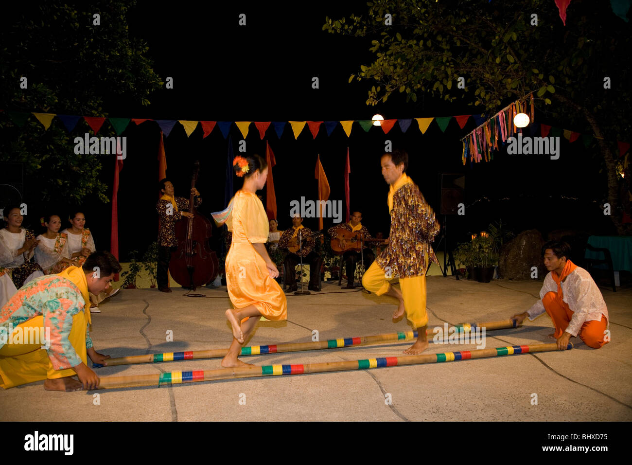 Philippinische Tänzer dabei traditionellen Volkstanz genannt "Tinikling" Stockfoto