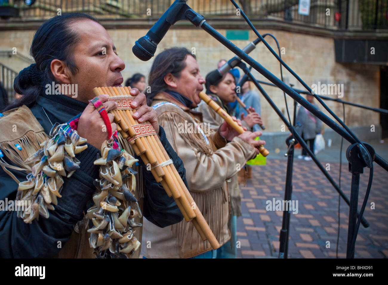 Tatanka (Native American Indian Musiker) spielen in Nottingham Stadtzentrum Stockfoto