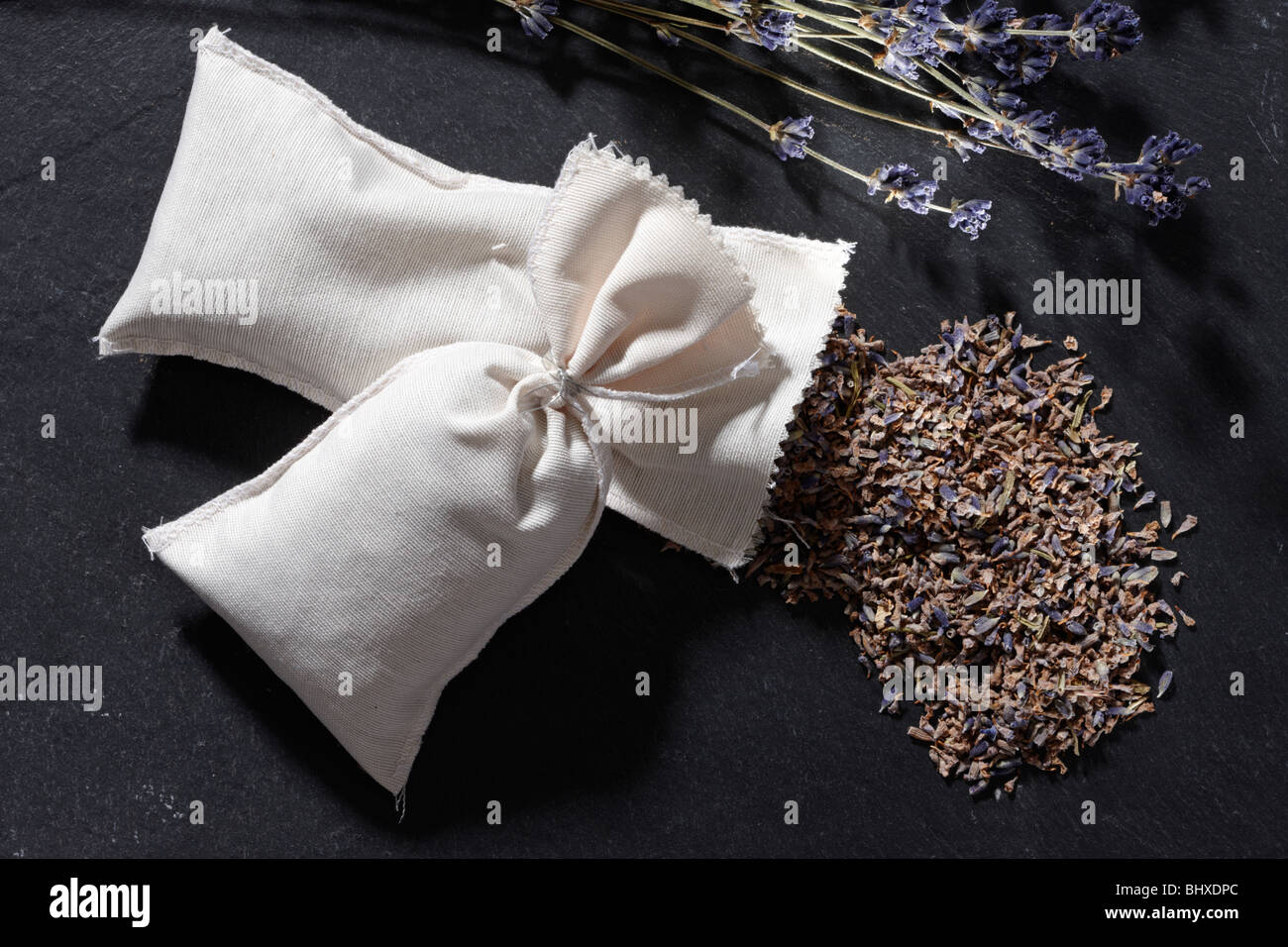 Säckchen mit getrockneten Lavendelblüten Stockfoto