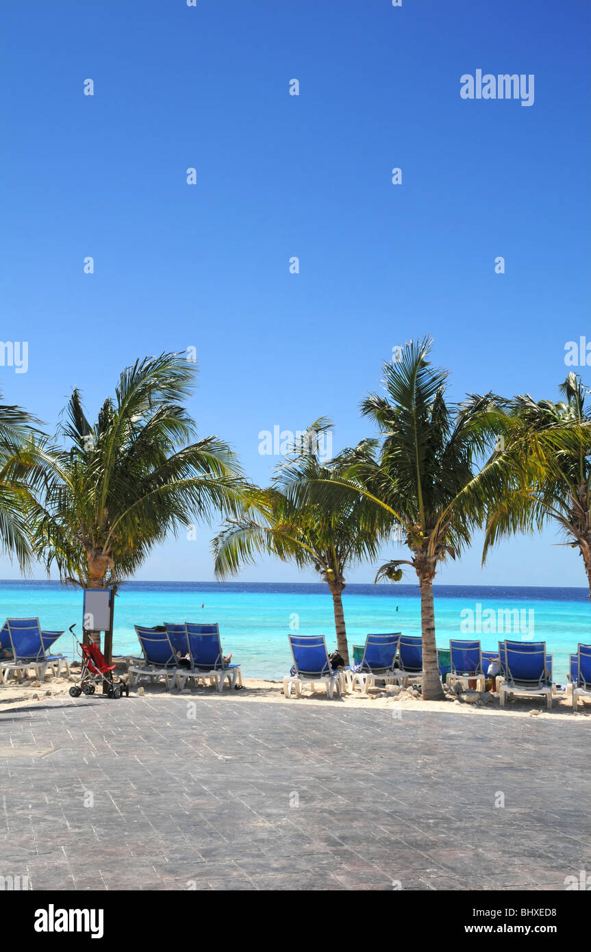 Beach Resort in der Karibik mit Liegestühlen Stockfoto