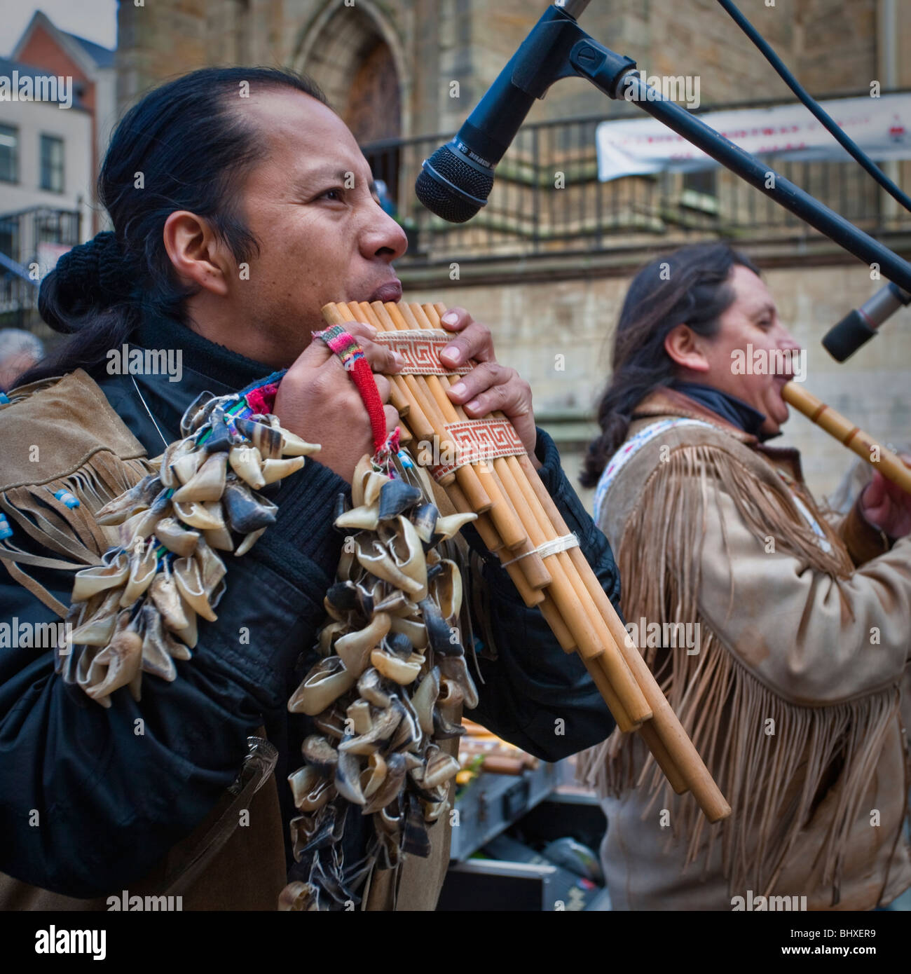 Tatanka (Native American Indian Musiker) spielen in Nottingham Stadtzentrum Stockfoto