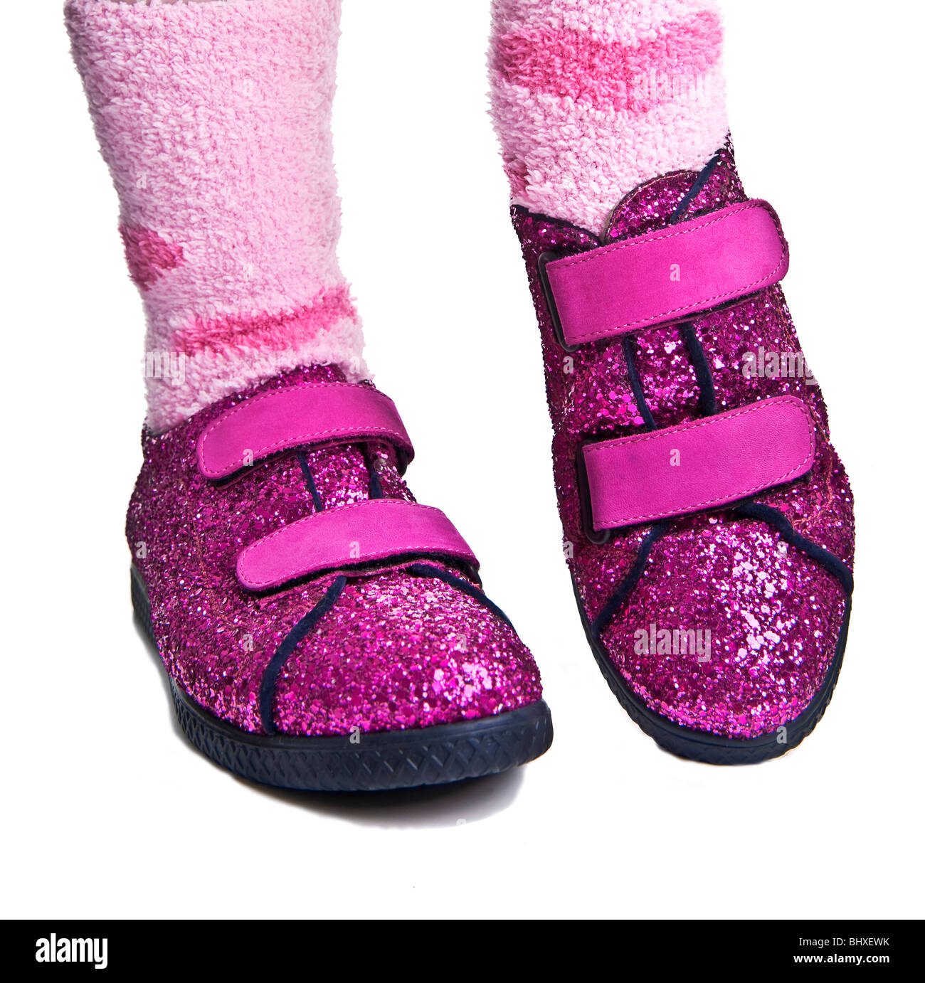 Rosa Glitzer Schuhe mit Frau Beine in rosa flauschigen Herz-Motiv-Socken  Stockfotografie - Alamy