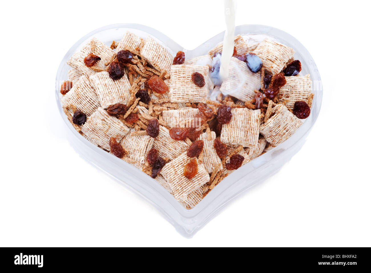 Herzförmige Schüssel mit gesunden Cerealien Stockfoto