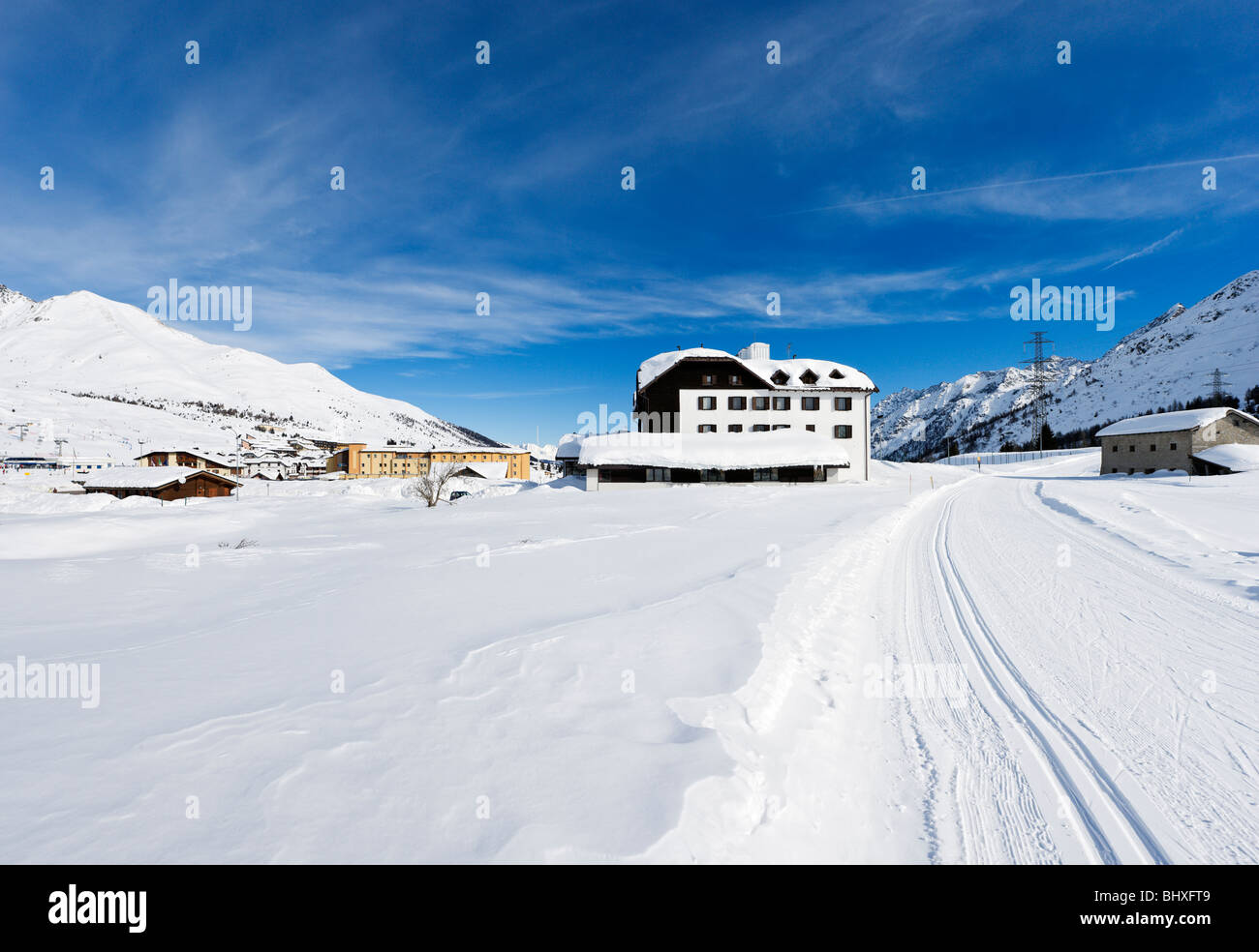 Langlauf-Loipen neben das Hotel Savoia in der Nähe von Zentrum des Ferienortes, Passo Tonale, Trentino, Italien Stockfoto