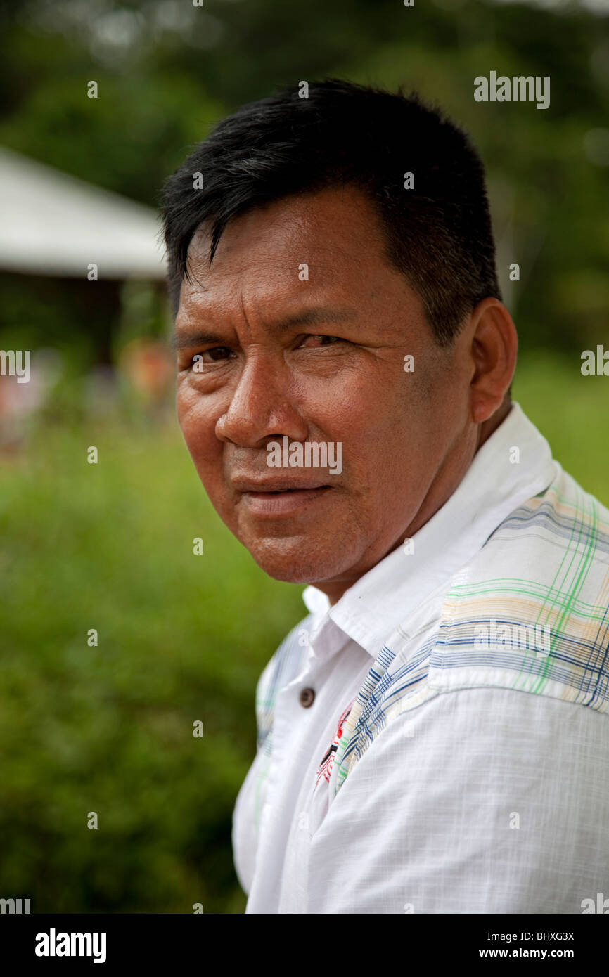 Ermegildo Criollo, ein Cofan Führer aus dem Dorf Dureno. Criollo ist eine führende Stimme gegen Chevron/Texaco in Ecuador. Stockfoto Ermegildo Criollo, ein Cofan Führer aus dem Dorf Dureno. Criollo ist eine führende Stimme gegen Chevron/Texaco in Ecuador. Stockfoto