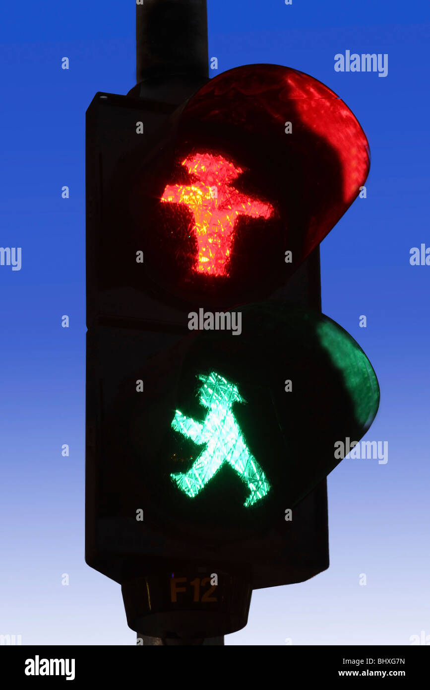 Ostdeutschen Ampel für Fußgänger, rot und grün, in Berlin-Mitte, Deutschland Stockfoto