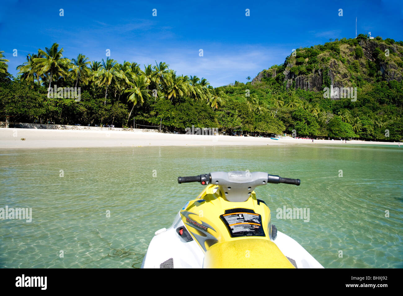Ein Jetski geparkt vor einer Insel. Stockfoto