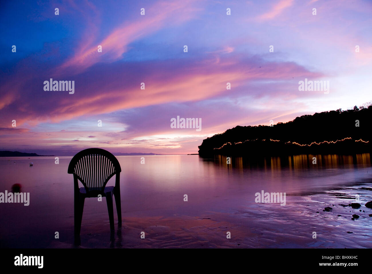 Sonnenuntergang über Dakak Strand Stockfoto