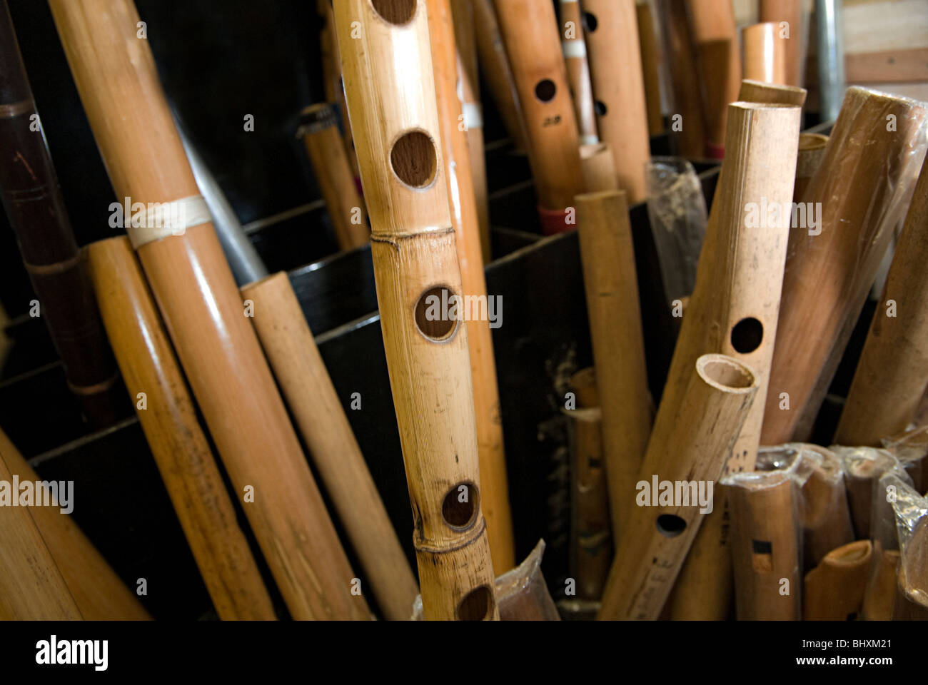 indische Flöten zum Verkauf auf einem Musikgeschäft in Southall, london Stockfoto