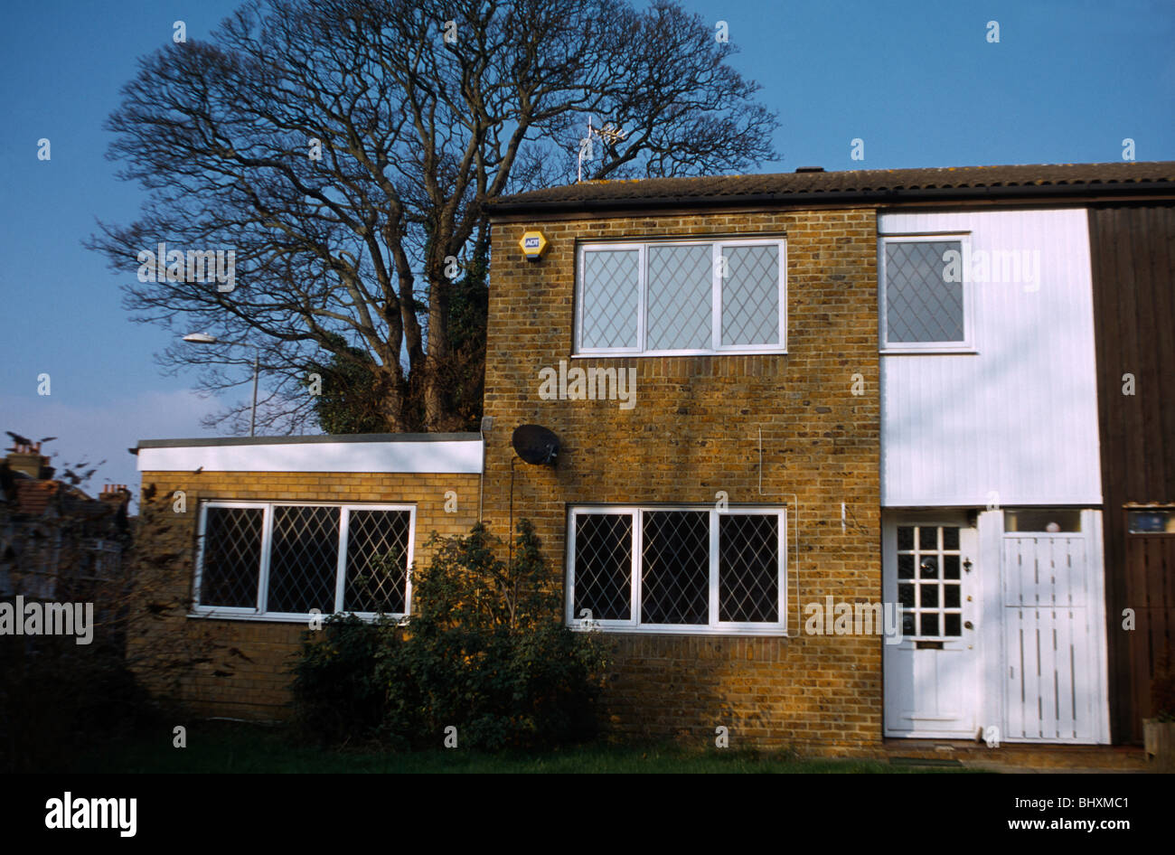 Halb freistehendes Haus mit Erweiterung auf Seite verbleit Lichteffekt In Windows Stockfoto
