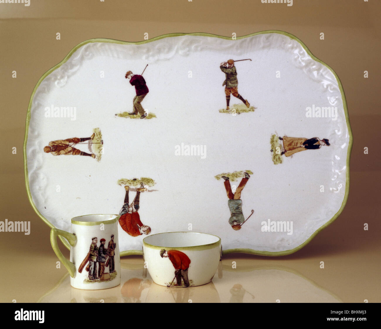 Sandwich-Platte, Kaffee-Größe Kanne und Zucker Schüssel, c1912. Künstler: HM Williamson und Söhne Stockfoto Sandwich-Platte, Kaffee-Größe Kanne und Zucker Schüssel, c1912. Künstler: HM Williamson und Söhne Stockfoto