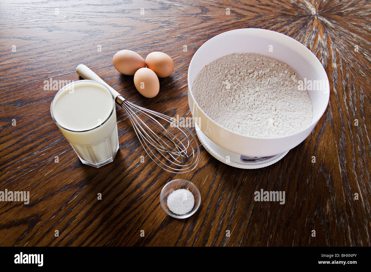 Zutaten für Pfannkuchen in einer Tabelle Stockfoto