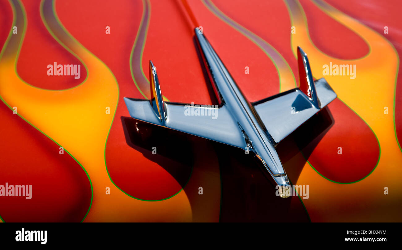 Kühlerfigur 1955 Chevy Bel Air mit Flamme Farbe Stockfoto