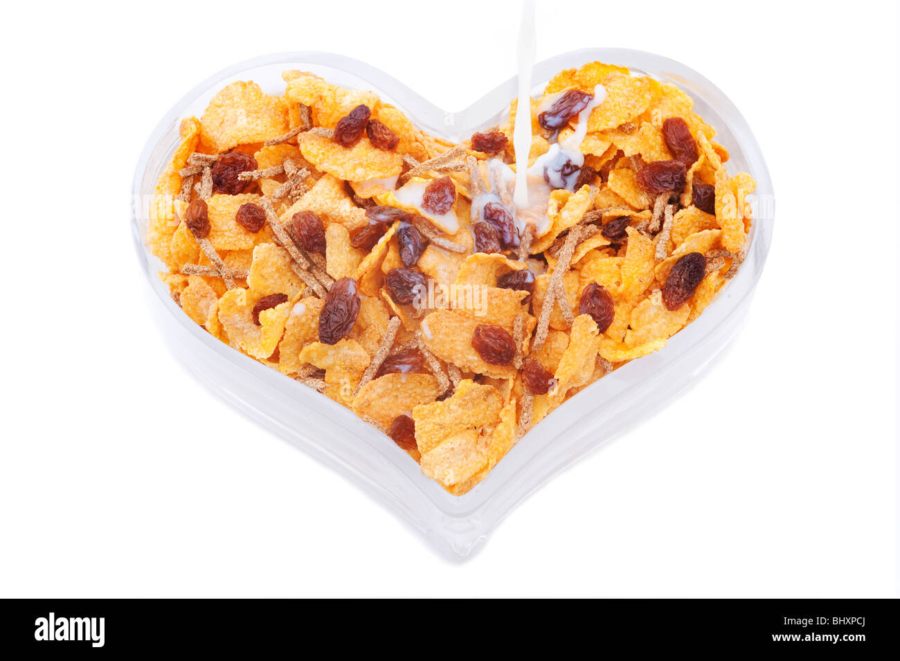 Herzförmige Schüssel mit gesunden Cerealien Stockfoto