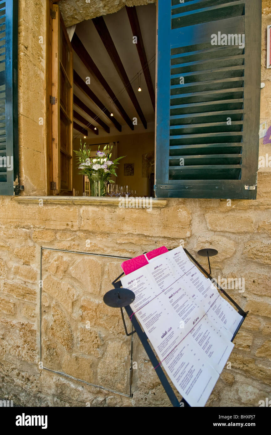 Restaurant in der Altstadt von Alcudia auf Mallorca in Spanien Stockfoto