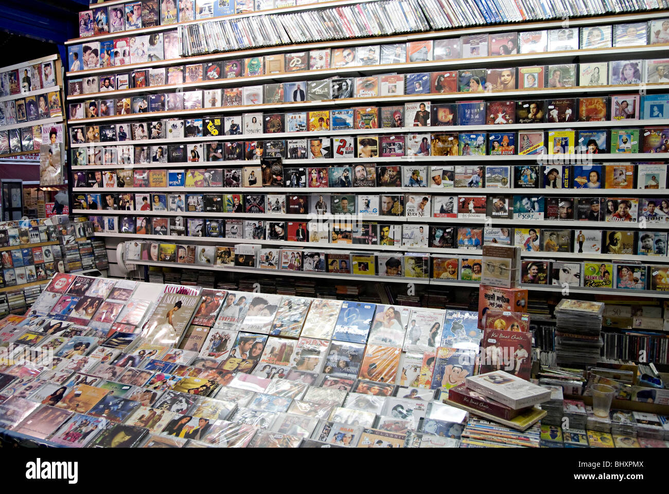 Britische asiatische indische Musikshop mit Reihen von Bhangra und Hindi Cds in Southall, london Stockfoto