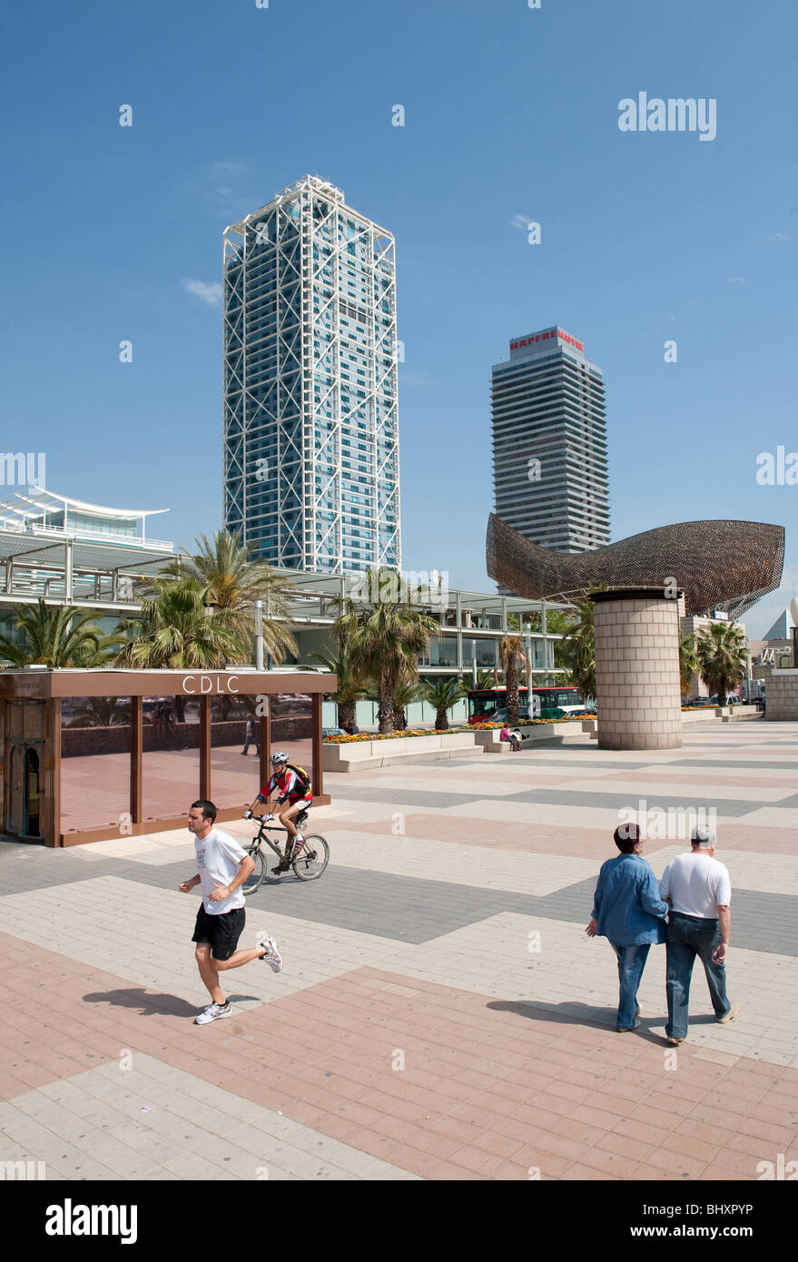 Port Olimpic, Promenade mit Kupfer Fisch von Frank Gehry Barcelona Spanien Stockfoto