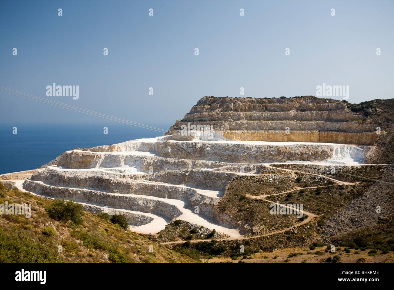 Steinbruch im Süden mit dem Meer im Hintergrund Stockfoto