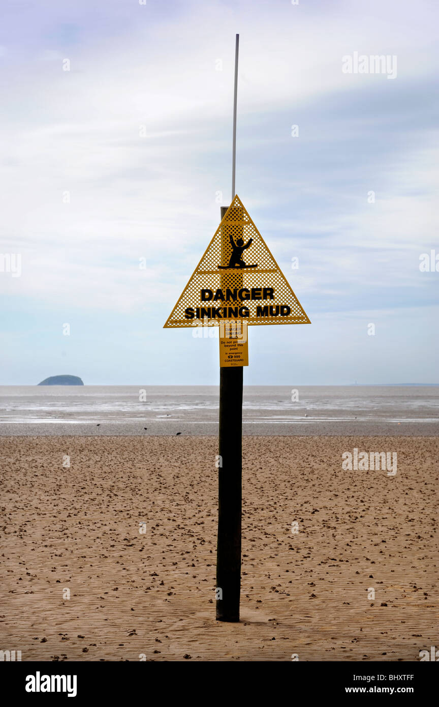 Gesamtansicht des Strandes am Weston-Super-Mare mit Grand Pier und Schlamm Warnschild UK Stockfoto