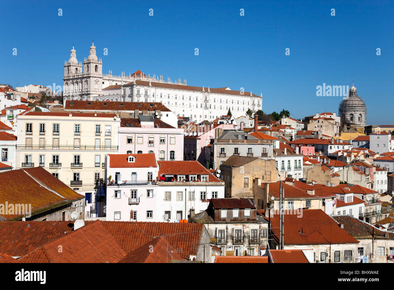 Alfama, gesehen vom Miradouro Das Portas do Sol mit Kloster São Vicente de Fora und Panteão Nacional. Lissabon, Portugal. Stockfoto