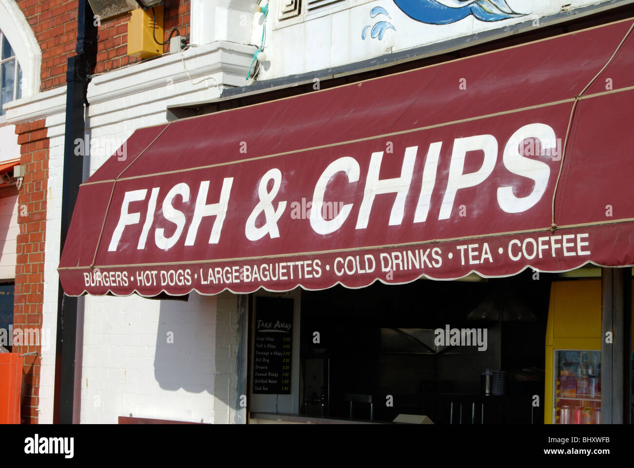 Zähler und Markise zu Fisch und Chips-Shop am Strand von Brighton. East Sussex. England Stockfoto