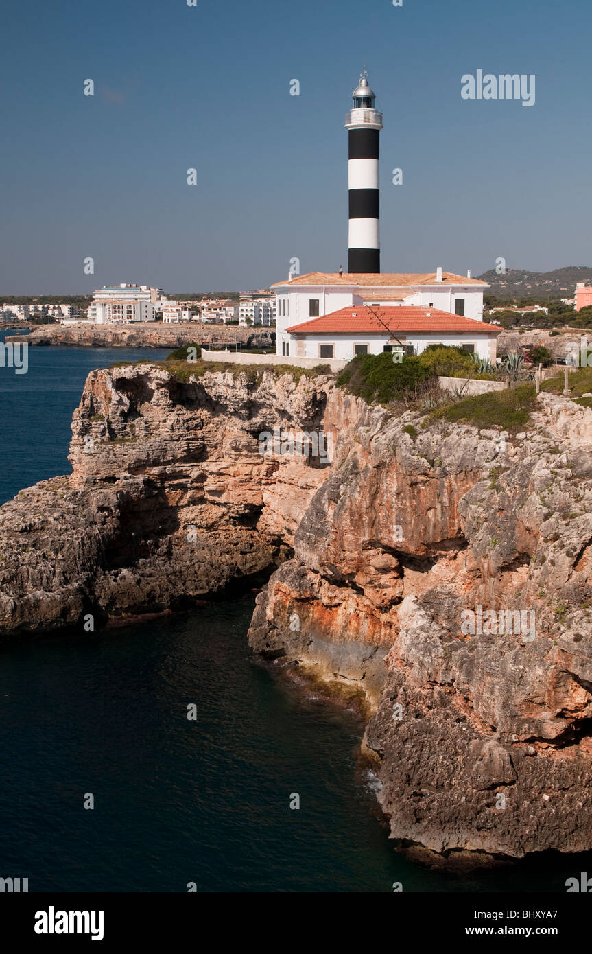 Schwarz und weiß lackiert Leuchtturm an felsiger Küste in der prallen Sonne Stockfoto