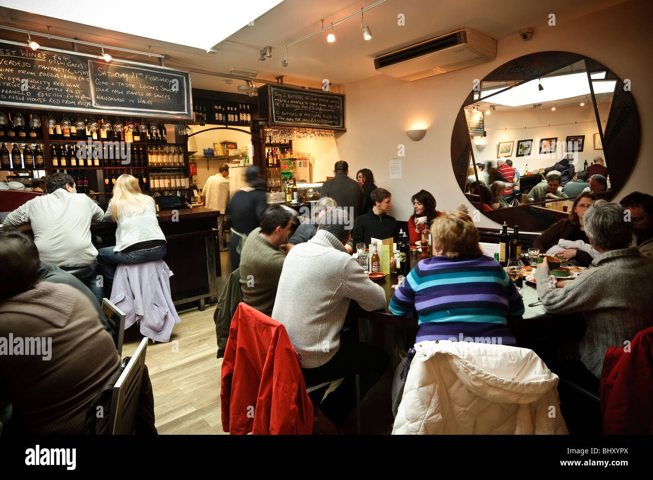 Menschen Sie essen Mittagessen im Ultracomida Feinkost und Café Tapas-Bar-Bistro, Aberystwyth, Wales Stockfoto