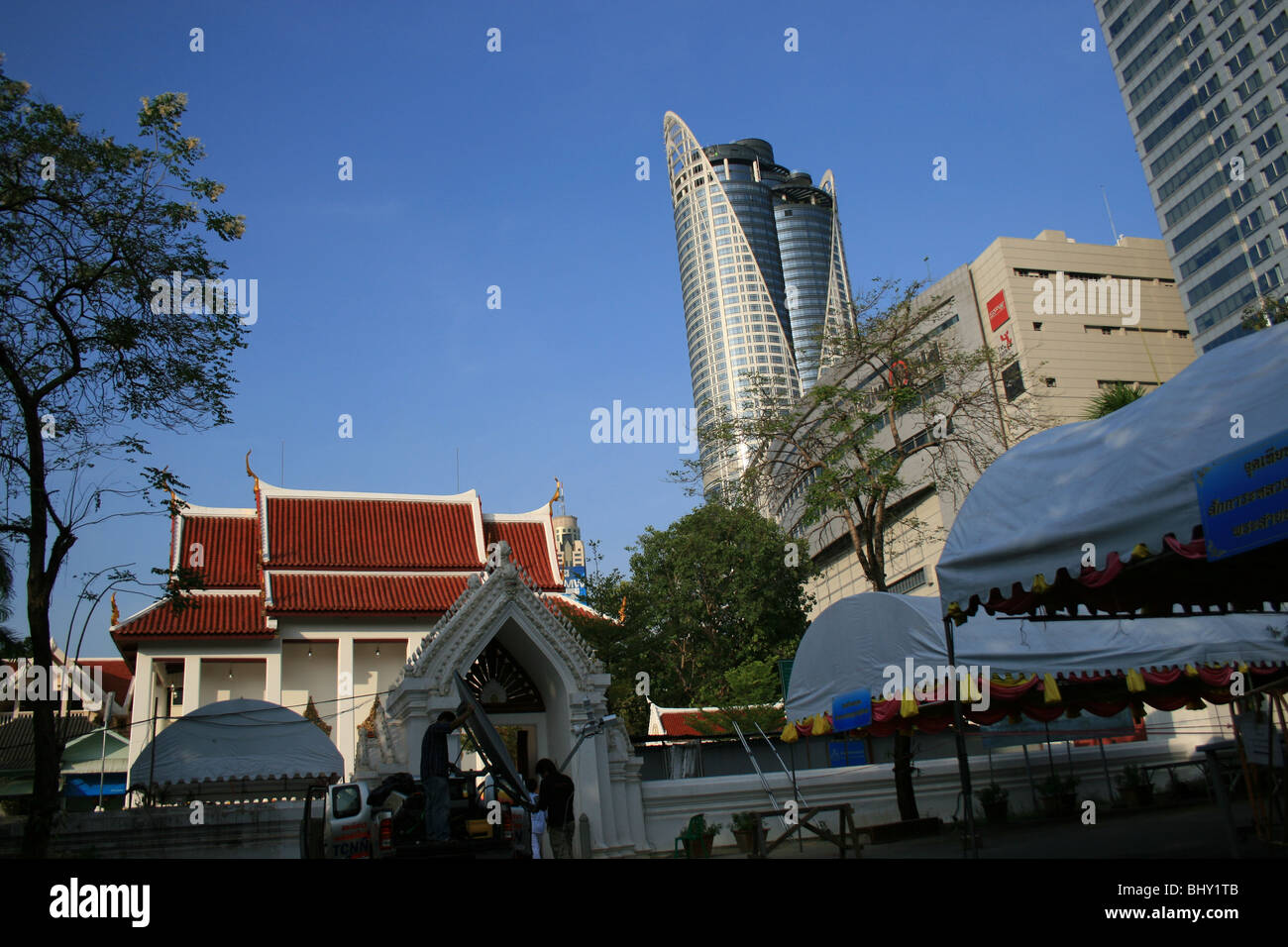 Buddhistische Tempel und Central World Wolkenkratzer in Zentral-Bangkok, Thailand. Stockfoto