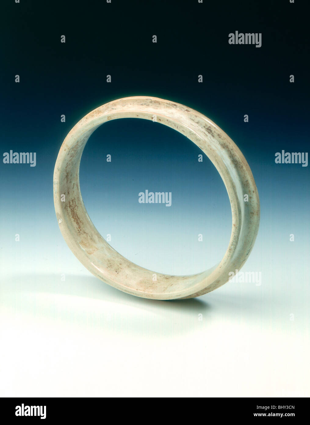 Geändert von Jade mit Flansch ring, Shang Dynastie oder früher, China, c 1600-1100 v. Chr.. Artist: Unbekannt Stockfoto Geändert von Jade mit Flansch ring, Shang Dynastie oder früher, China, c 1600-1100 v. Chr.. Artist: Unbekannt Stockfoto