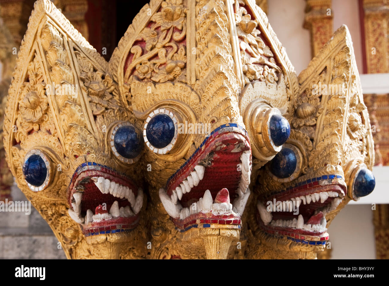 Die Naga, ein Thai Sympathieträger erscheint als eine Schlange oder Cobra außerhalb der Wat Bupparam, Chiang Mai Thailand Stockfoto
