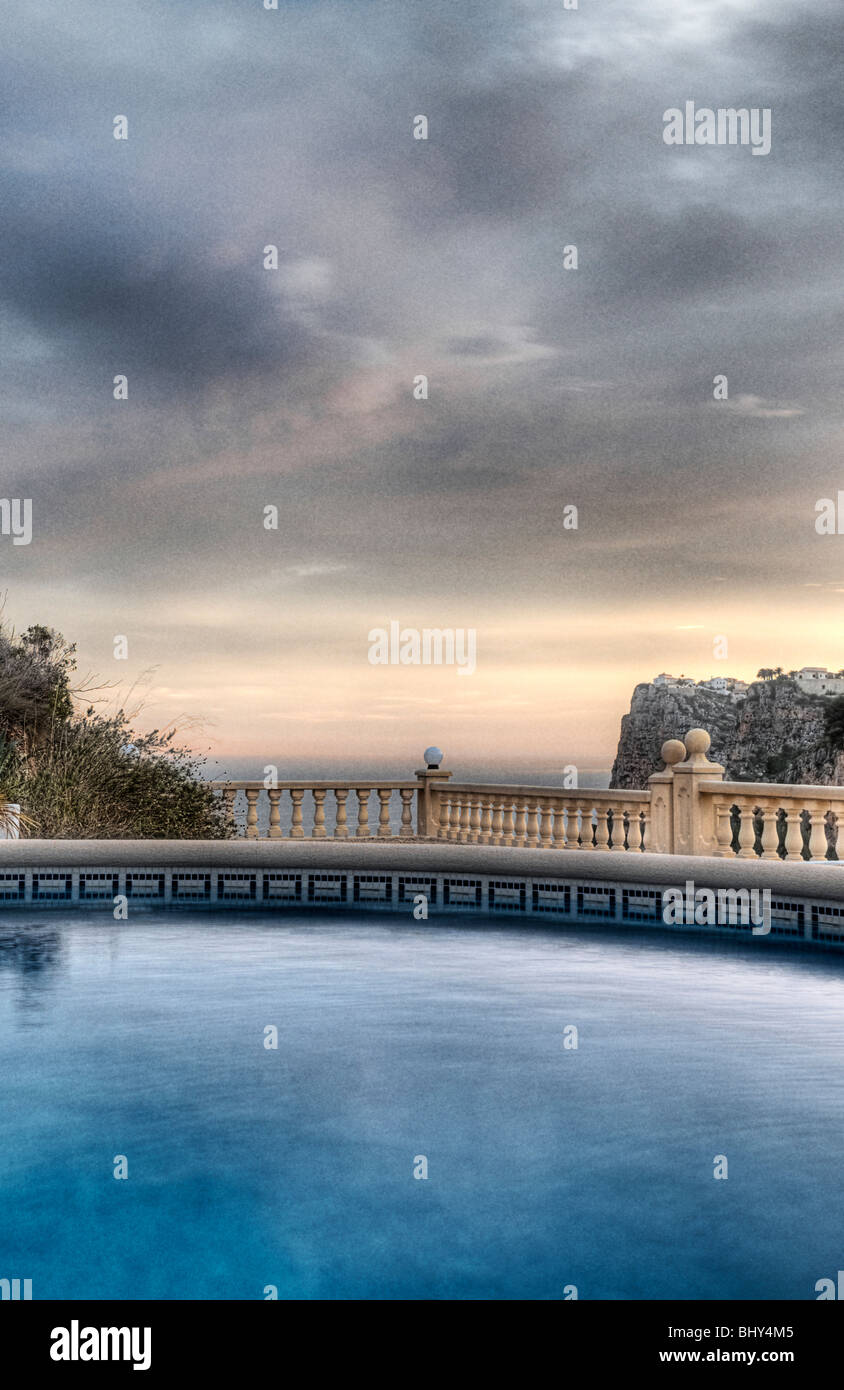 Schöne Aufnahme über einen Luxus-Swimmingpool auf dem Mittelmeer in Spanien Stockfoto