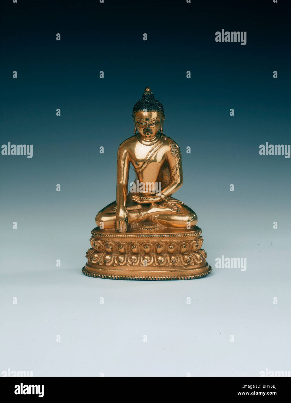 Aus vergoldetem Messing sitzt Sakyamuni Buddha, Tibet, 17. Artist: Unbekannt Stockfoto