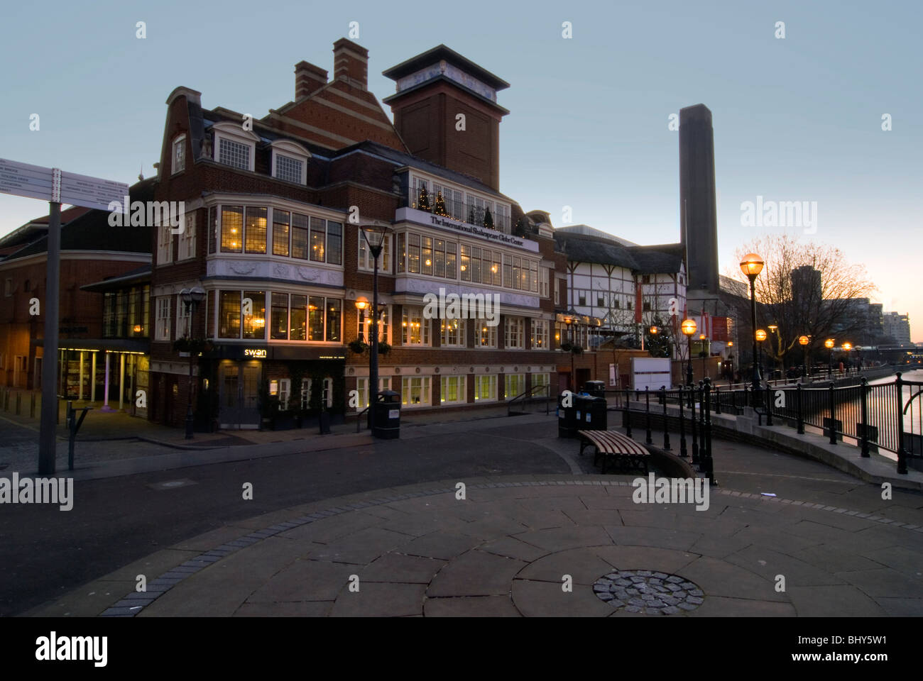 Der Schwan-Station an der Globe and Globe Theater auf der South Bank im Zentrum von London am frühen Abend mit der Tate Gallery Stockfoto