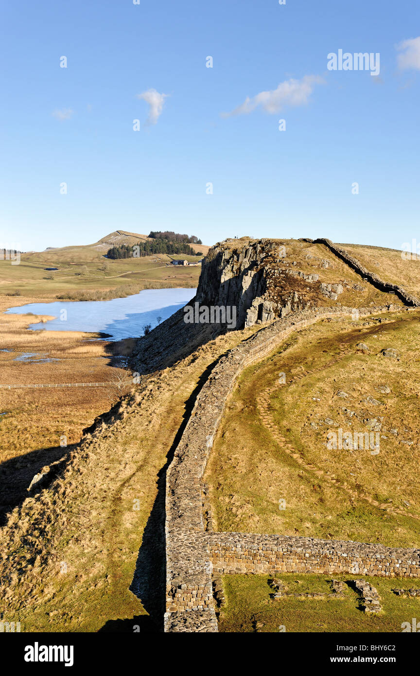Auf der Linie der Hadrianswall oben Milecastle 39 mit Blick auf Highshield Klippen und Felsen Lough. Stockfoto