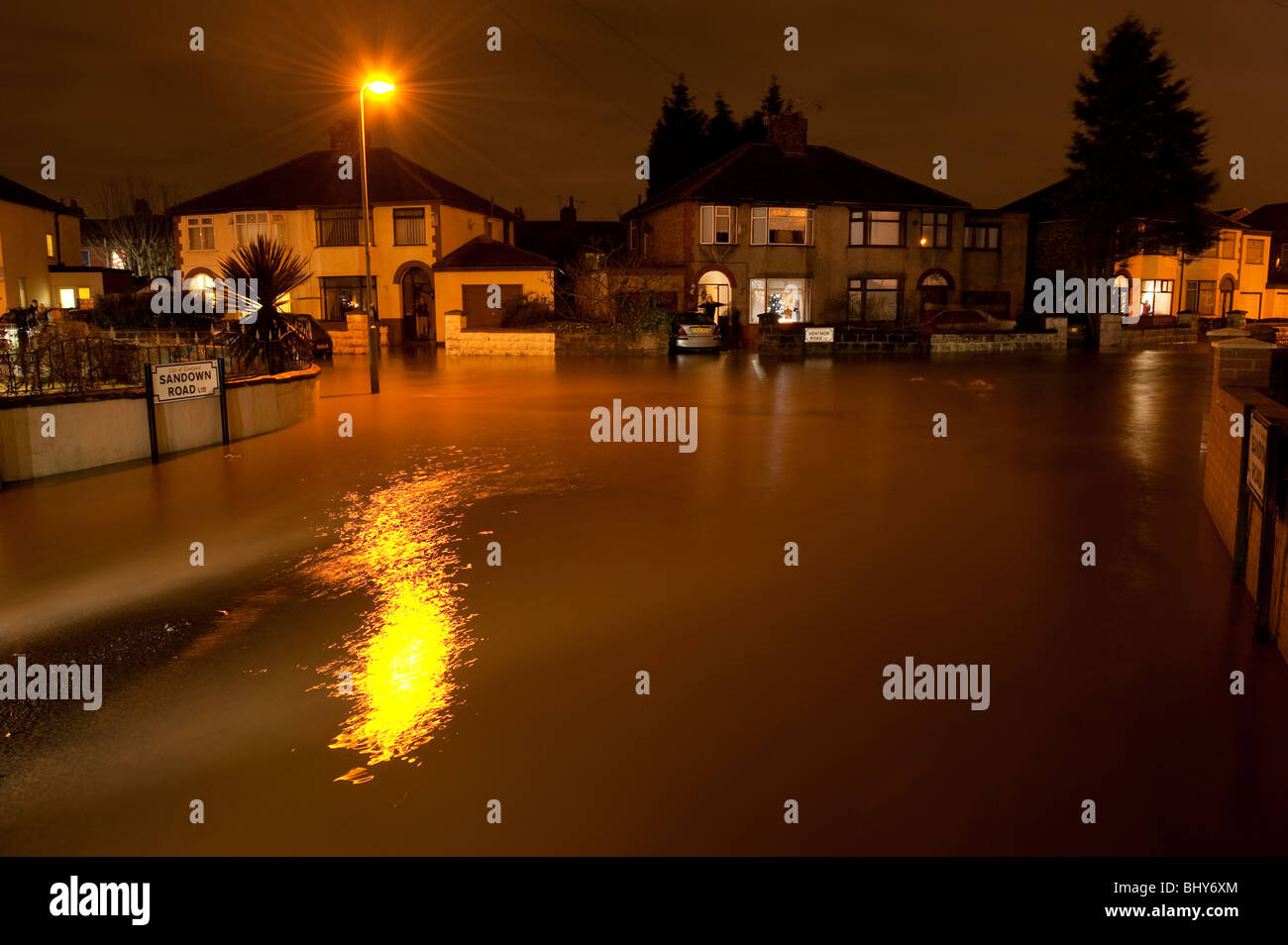 Überfluteten Häuser aus Wasserrohrbruch in der Nacht Stockfoto