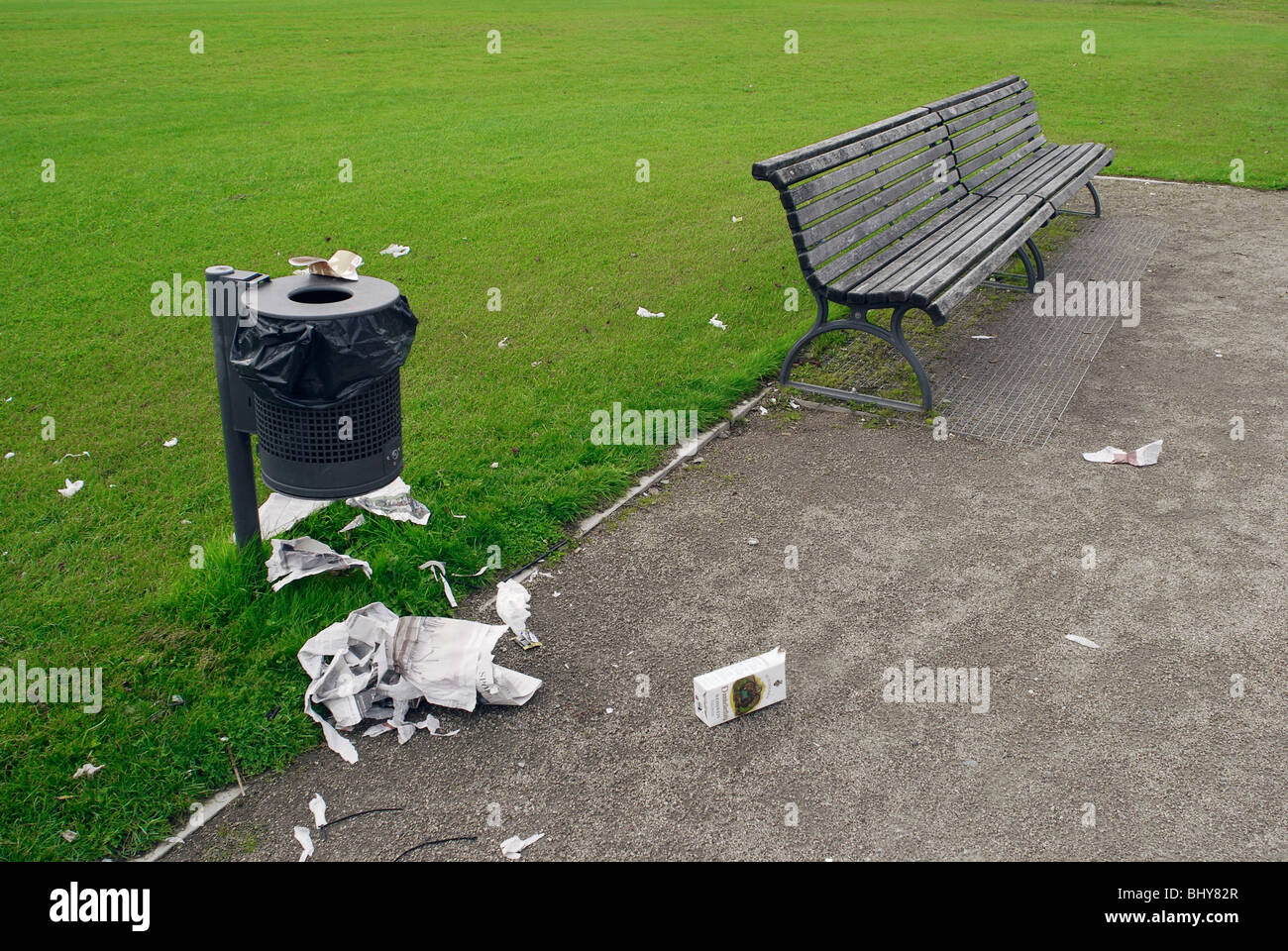 Mülltonne und Bank im park Stockfoto