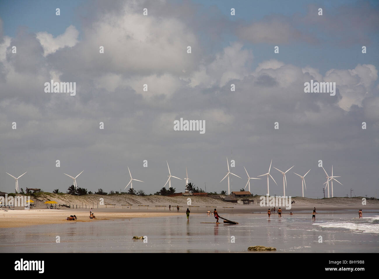 Windpark, Morro Branco Strand, Bundesstaat Ceara, Brasilien. Stockfoto