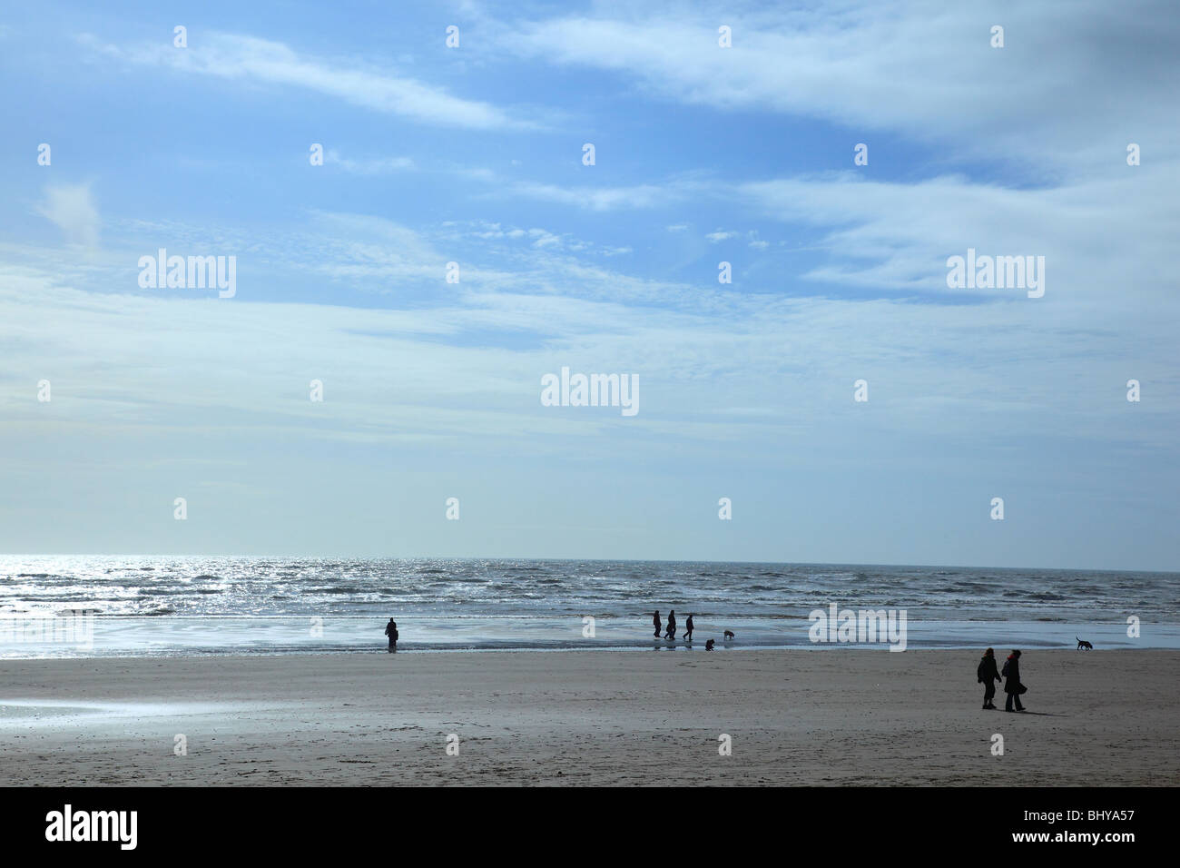 Menschen zu Fuß auf den Strand von Last Sands, East Sussex, England Stockfoto