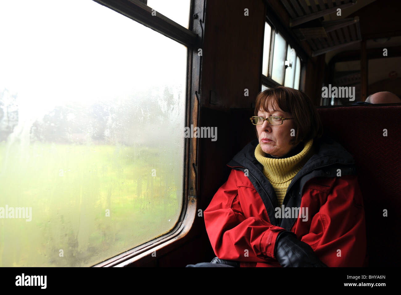 Weibliche Zug Passagier starrte aus dem Fenster Stockfoto