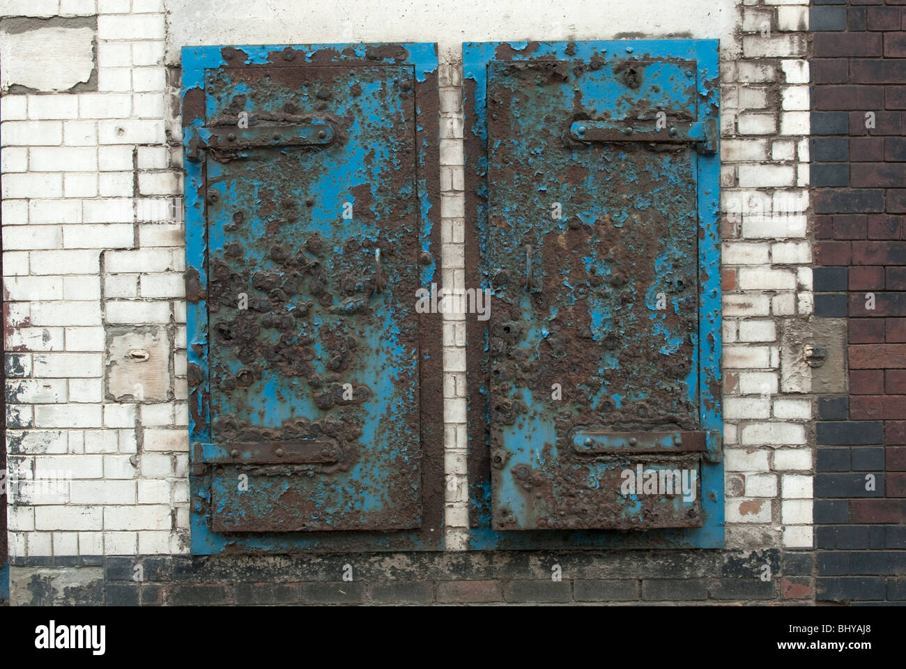 Zwei blaue rostigen Stahltüren Stockfoto