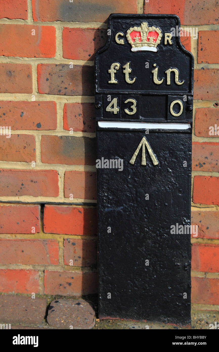 Alten Wasserstand zu messen, mit Fuß und Zoll in Rye, East Sussex, England Stockfoto