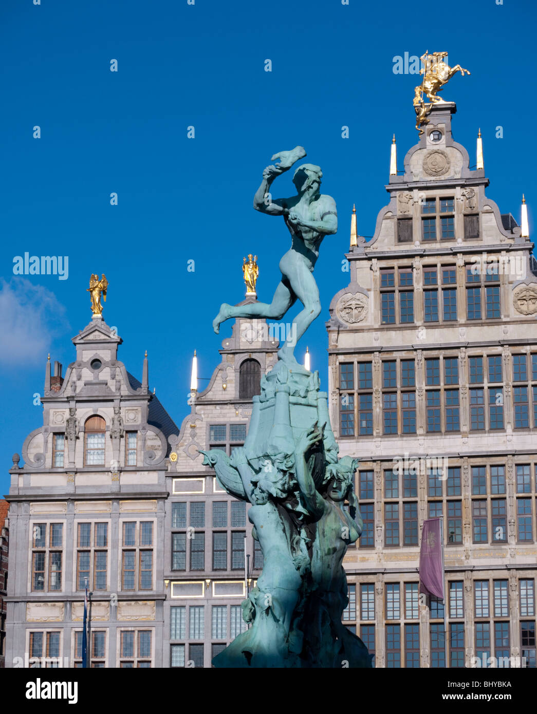 Brunnen und historischen Gebäuden auf dem Grote Markt Square in Antwerpen-Belgien Stockfoto