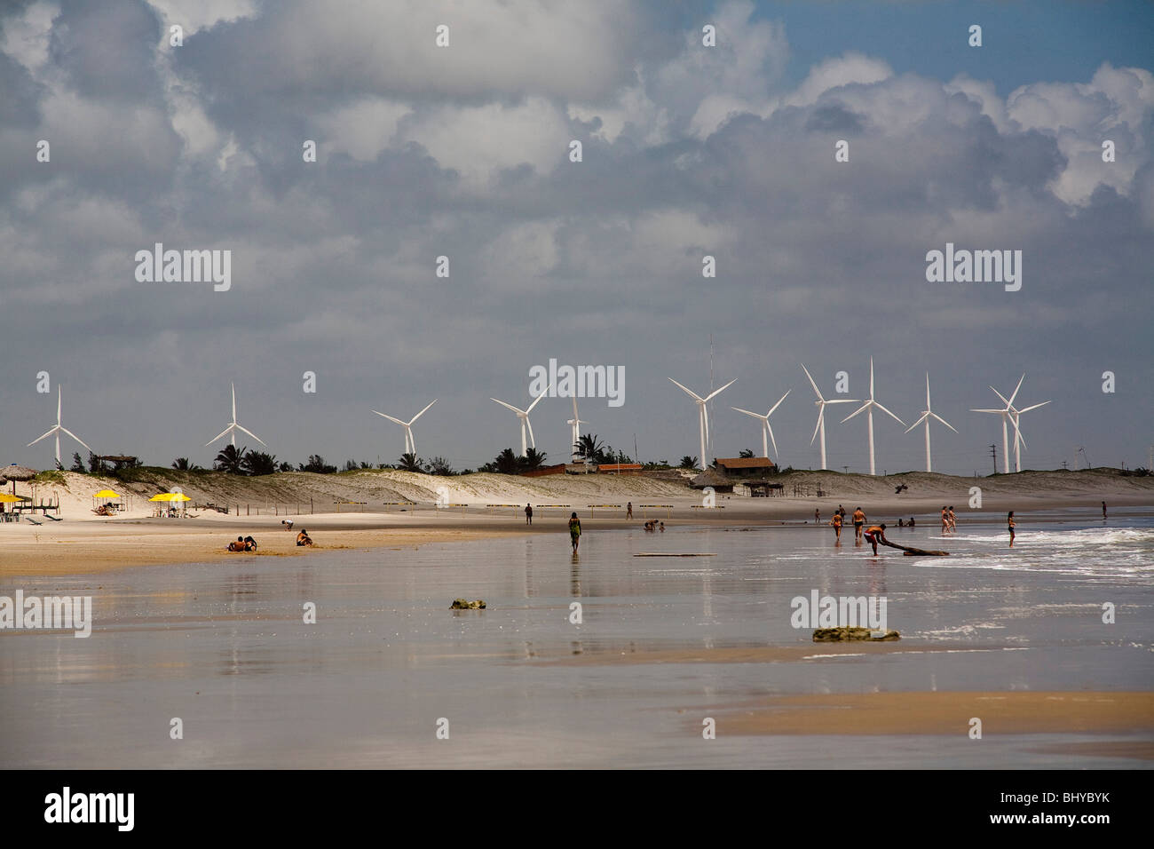 Windpark, Morro Branco Strand, Bundesstaat Ceara, Brasilien. Stockfoto