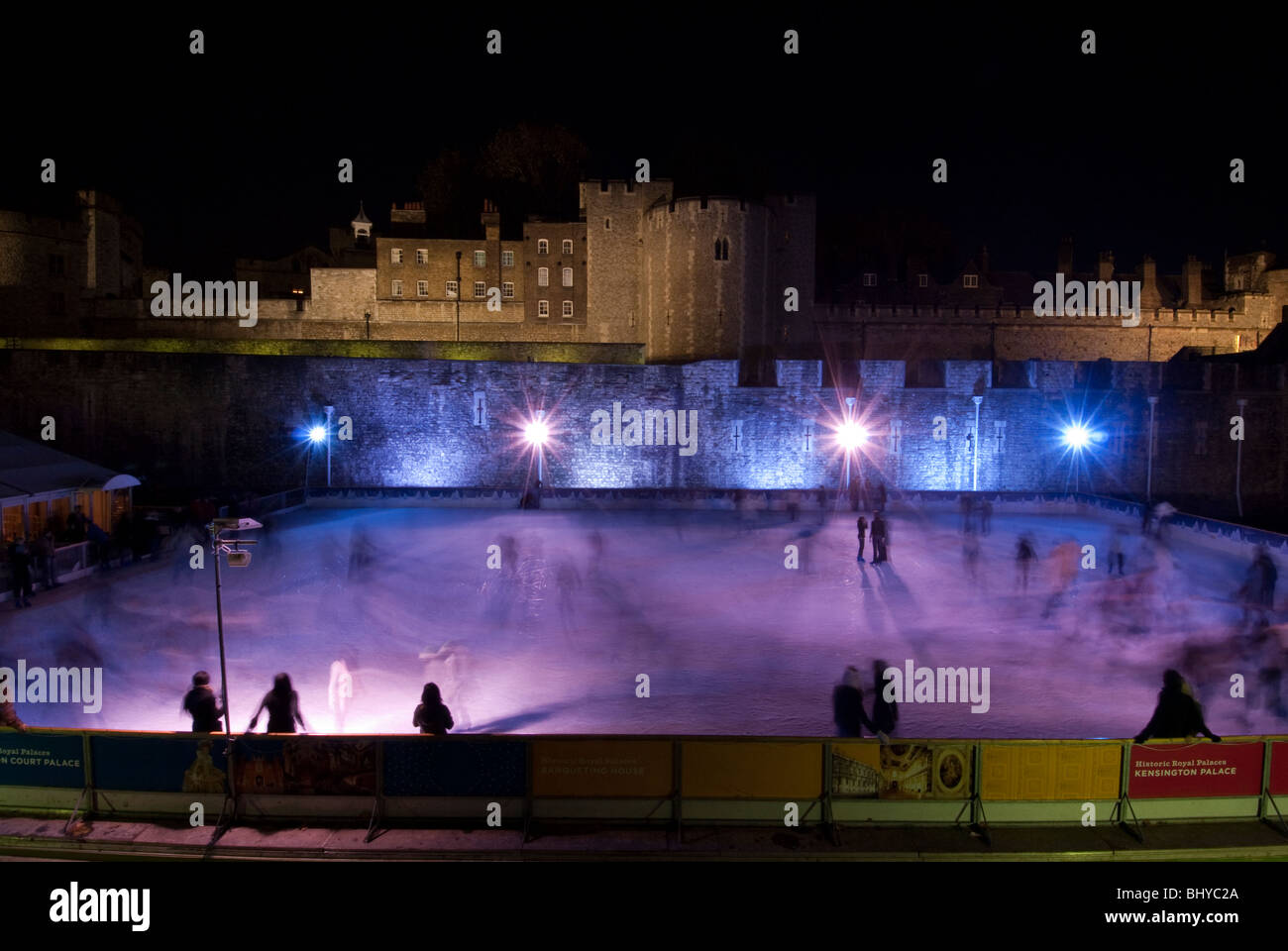 Eisläufer im Tower von London in der Nacht Stockfoto