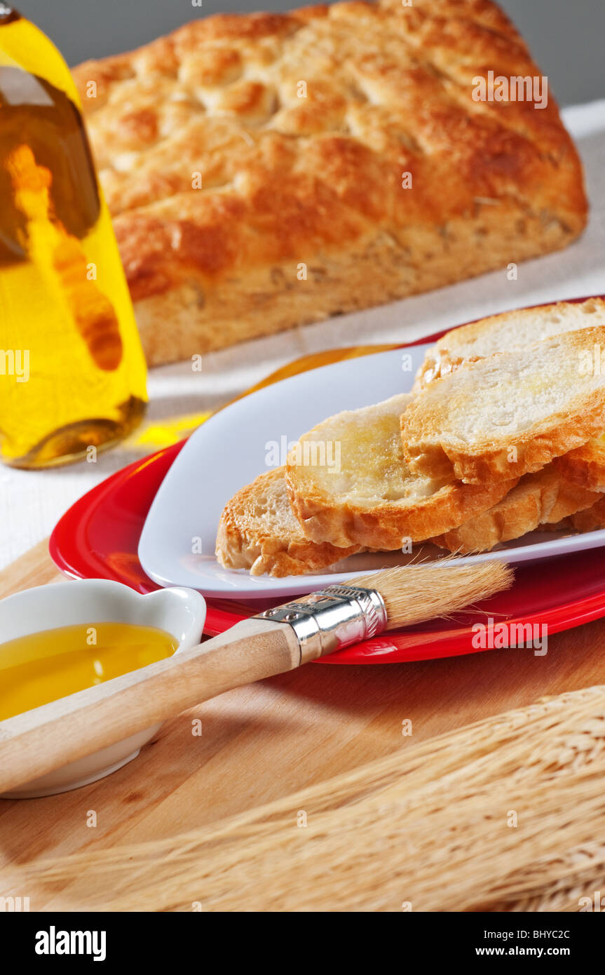 Toast auf Teller mit Brot und Olivenöl Stockfoto